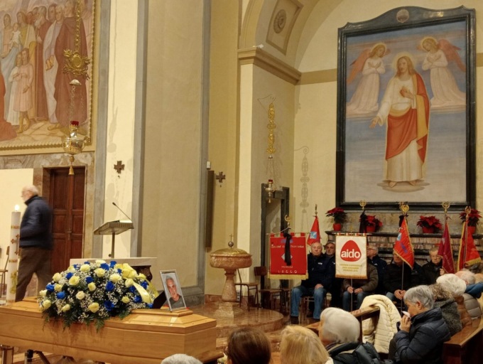 Folla al funerale di Alfredo Fenoglio, pilastro di Avis e Aido