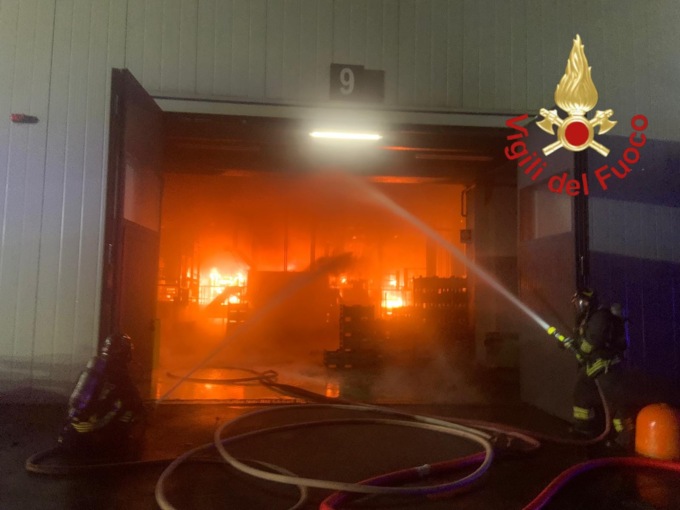 Maxi incendio in una ditta, paura per il rischio inquinamento dell’aria