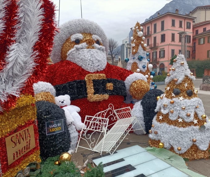 Vandali in azione, distrutta la panchina di Babbo Natale