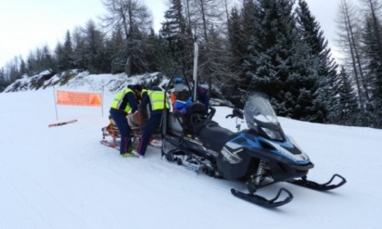 Cade sugli sci: grave un trentenne