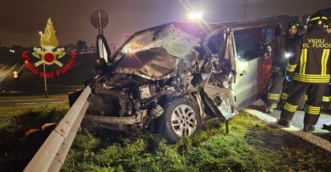 Grave incidente, tre feriti e cinque veicoli coinvolti LE FOTO