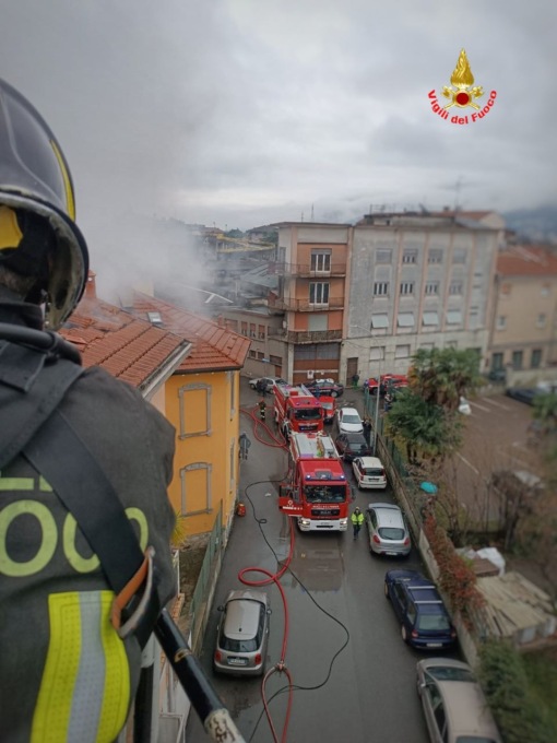 Incendio a Lecco, una persona ustionata LE FOTO