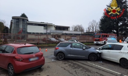 Incidente fra tre veicoli, due i feriti