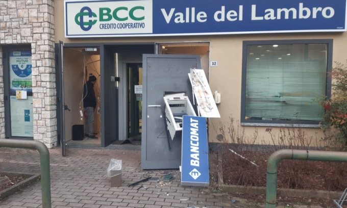 Un altro Bancomat fatto saltare: ladri in fuga col bottino