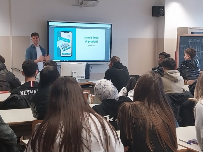 L’influencer LuCake incontra gli studenti dell’Istituto Viganò
