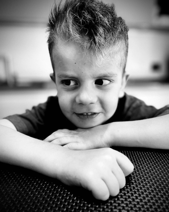 Addio al piccolo Cesare: Lecco si stringe alla mamma