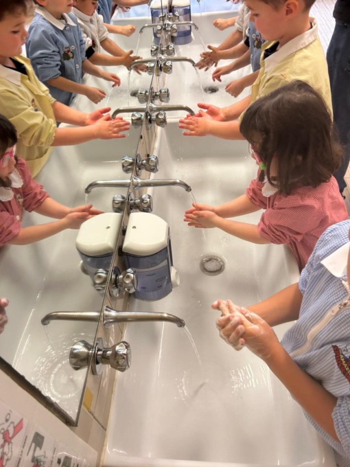 Igiene delle mani: i bimbi dell’Infanzia a lezione con la farmacista Paola