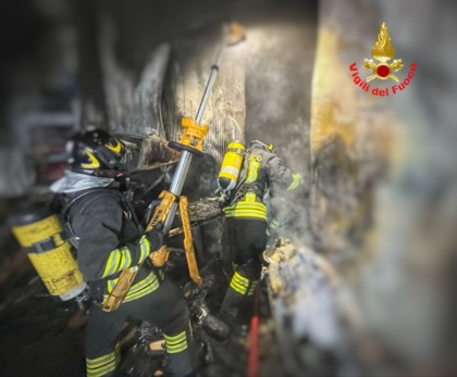 Brucia un capannone a Sirone: mobilitati i Vigili del fuoco