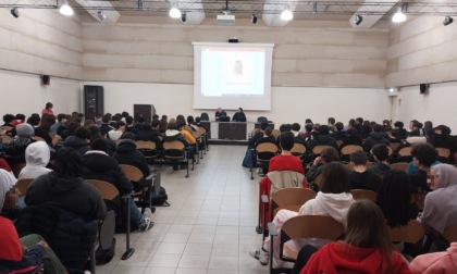 La Polizia di Stato incontra gli studenti sui rischi del Web
