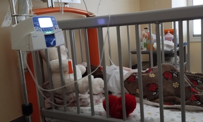 Bimba salvata dai Vigili del fuoco mentre cercano i dispersi