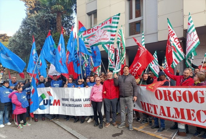 Picchetto dei metalmeccanici sotto la sede di Confindustria