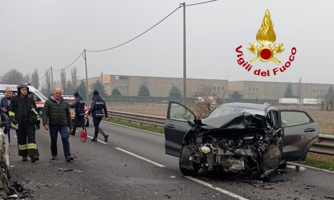 Si schianta contro un Doblò con a bordo 10 cani: gravissima una donna