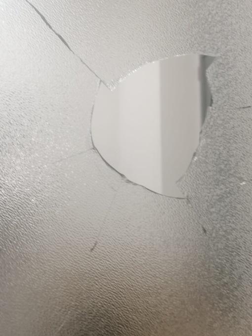 Durante il Consiglio comunale, sassate ai vetri della stazione – LE FOTO