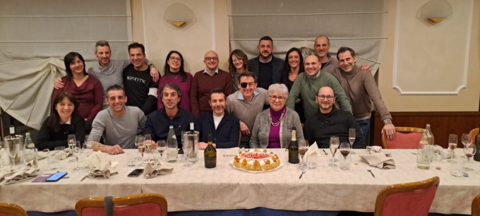 I ragazzi del ’76 si incontrano dopo quarant’anni, con loro anche la storica maestra