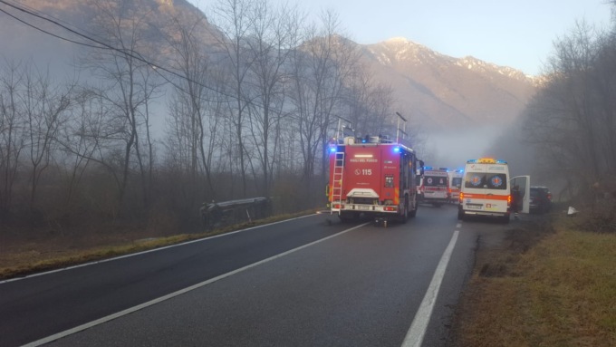 Pulmino di uno sci club si ribalta all’alba: coinvolti sei bambini, nessun ferito grave