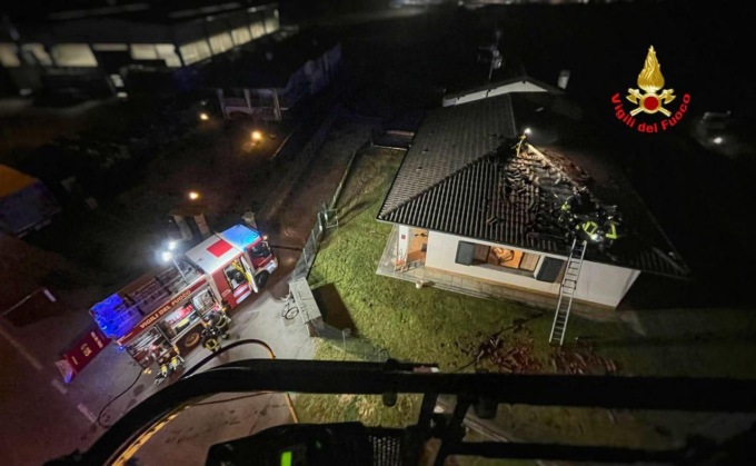 Due tetti in fiamme, intervengono i Vigili del Fuoco