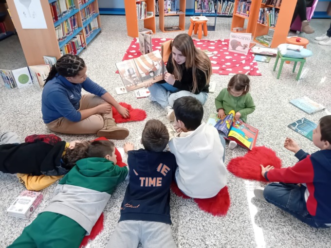 Bimbi in biblioteca per ascoltare storie… d’amore – LE FOTO