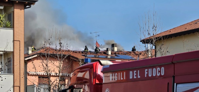 Appartamento a fuoco e fiamme sul tetto: evacuati i residenti