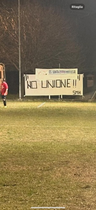 Il derby tra Santa Maria Hoè e Valletta tra striscioni, sfottò e cori d’insulto FOTO e VIDEO