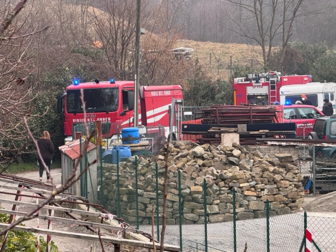 Maxi incendio in un capannone, c’è il rischio di contaminazione da amianto