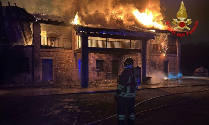 Maxi incendio nella notte: a fuoco un’intera abitazione