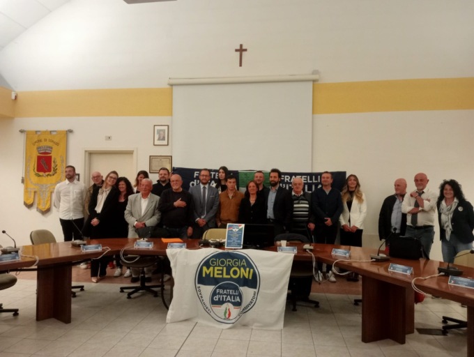 Circoli di Fratelli d’Italia a congresso: le acclamazioni dei “piccoli cesari”