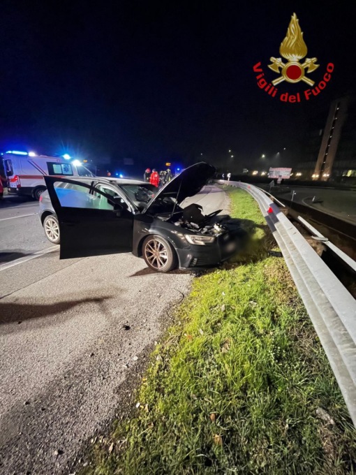 Incidente tra auto e camion, due feriti LE FOTO