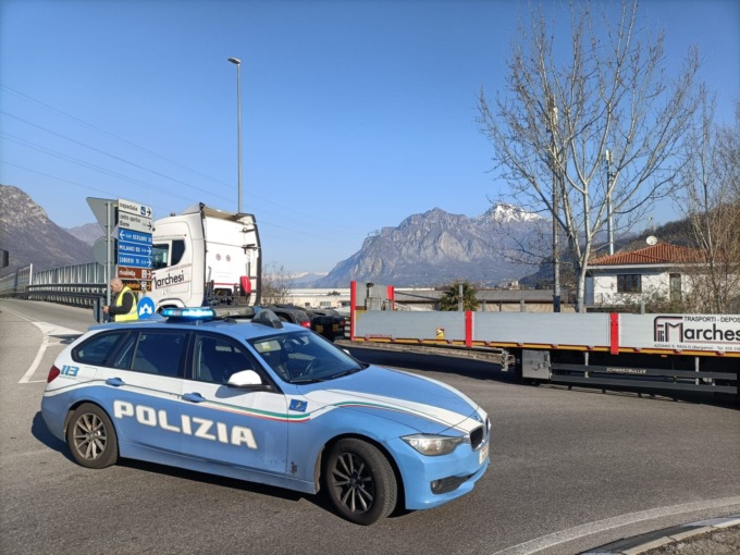 Camion bloccato, traffico in tilt verso Lecco