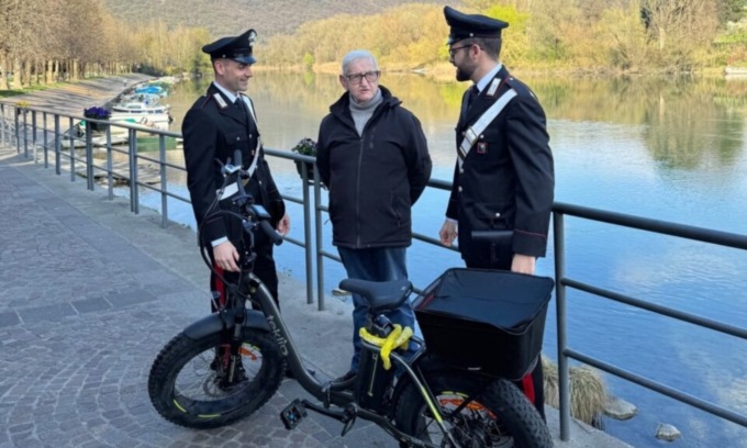 Anziano riabbraccia la sua bici grazie ai carabinieri e al gps