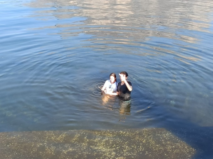 Fanno il bagno nel lago per festeggiare la primavera LE FOTO