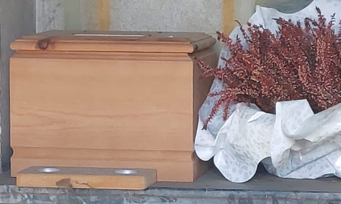 Trova le ceneri di uno sconosciuto nella cappella di famiglia