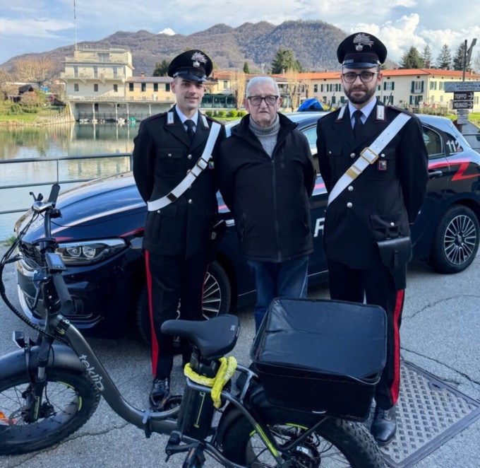 anziano riabbraccia la sua bici