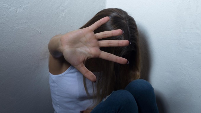 Attenzioni verso una bimba, uomo indagato per violenza sessuale