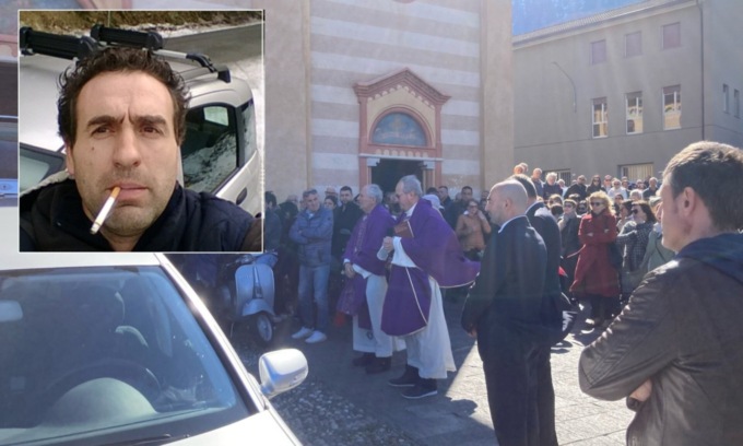 In tanti ai funerali di Mattia Mazzina, morto nell’incidente mortale nel tunnel