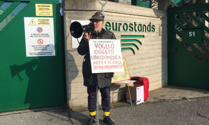 Imprenditore si incatena davanti all’azienda che ha fondato per riavere i suoi ricordi