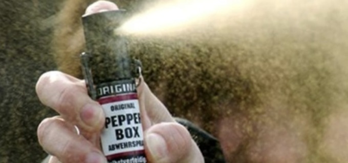 Spruzzano spray al peperoncino a scuola, tre in ospedale