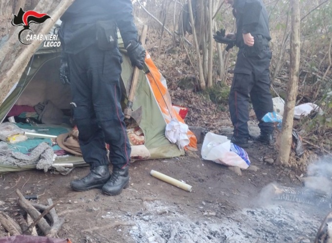 Droga nei boschi, smantellate le basi logistiche degli spacciatori