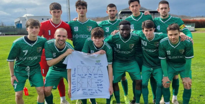 Giovane ferito in un tragico incidente, i compagni di squadra in campo anche per lui