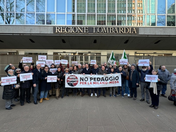 Milano-Meda a pagamento, c’è la protesta del PD fuori e dentro il Consiglio regionale