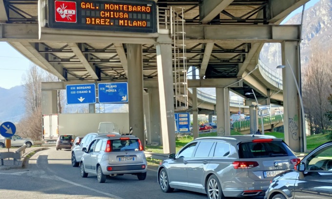 Camion incastrato nel tunnel del Barro: galleria chiusa e traffico in tilt