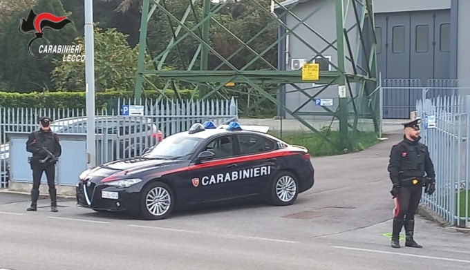 Ladri messi in fuga dai Carabinieri abbandonano la refurtiva