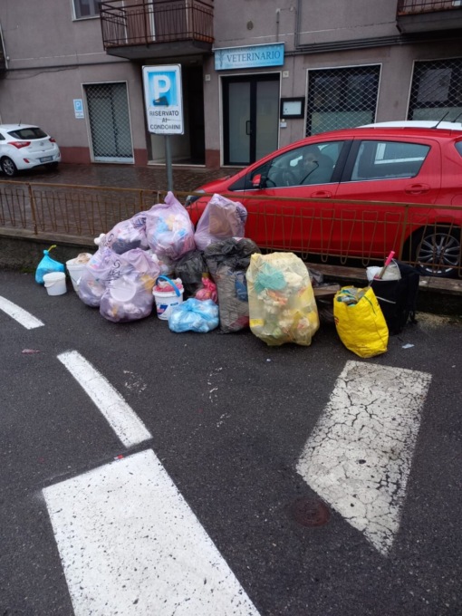 Abbandona un sacco pieno di rifiuti, la Polizia locale glielo riporta a casa