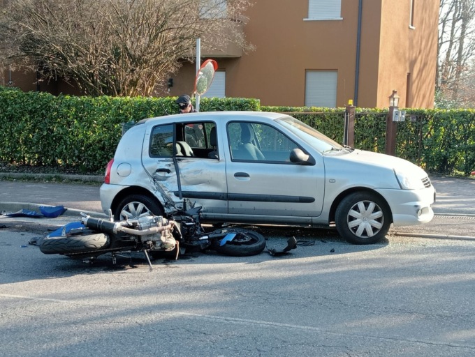 Scontro auto moto sulla Provinciale: paura per un ragazzo