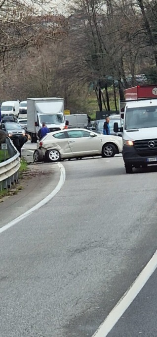 Schianto sulla statale: due persone ferite