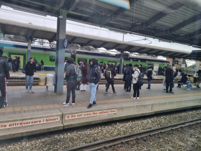 Disagi e ritardi dei treni: la “storia di un viaggio attraverso la Brianza” di Roberto Pasino