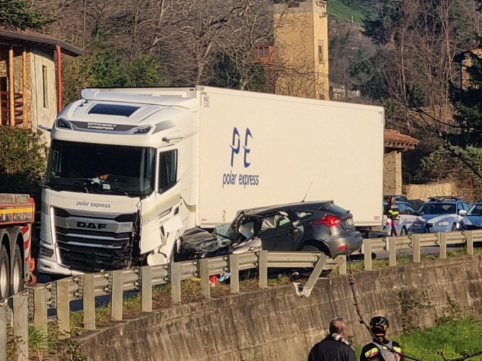 Scontro auto camion sulla Lecco Bergamo: un morto