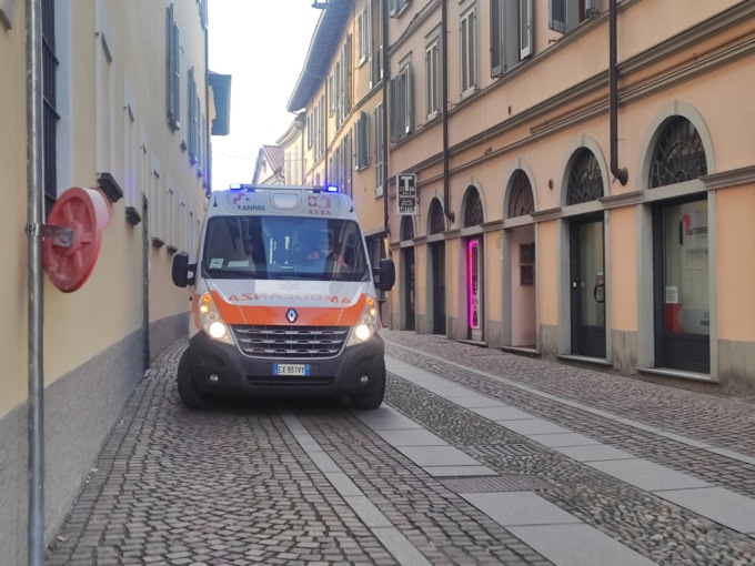 Rapina in tabaccheria, ferito il titolare