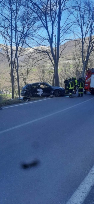 Auto si schianta contro un albero, evitando per un soffio la scarpata: gravi i due passeggeri