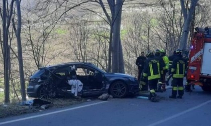 Auto si schianta contro un albero, evitando per un soffio la scarpata: gravi i due passeggeri