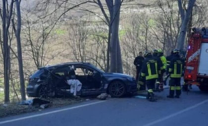Auto si schianta contro un albero, evitando per un soffio la scarpata: gravi i due passeggeri